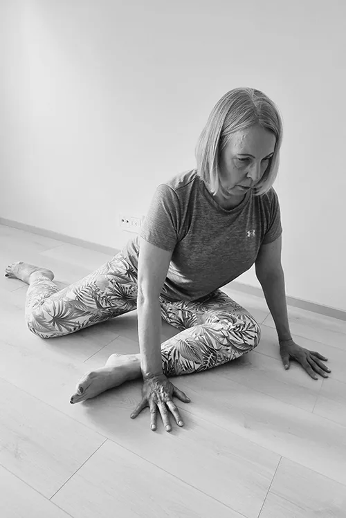 joogaopettaja kyyhkysasanassa / pidgeon pose